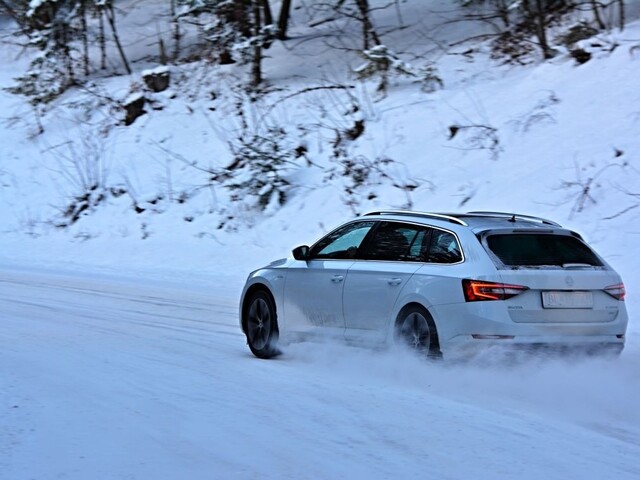 Česká automobilka Škoda zastavuje na dva týždne výrobu v Mladej Boleslavi